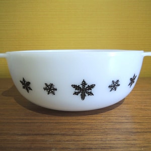 Vintage JAJ Pyrex snowflake Gaiety Medium Round Bowl / Black / Snow Flake