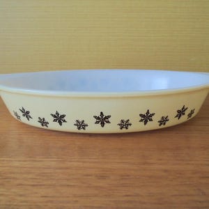 Vintage JAJ Pyrex Baking Bowling: pastelowo-żółty wzór płatka śniegu