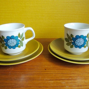 Vintage J & G Meakin Blue  Daisy Flower Cups and Saucers with Desert Plate / Pair / 70s 60s Retro