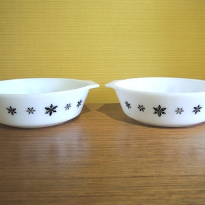 Para zabytkowych misek JAJ Pyrex w kształcie płatka śniegu Gaiety Medium / czarny / płatek śniegu
