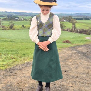 Déguisement édouardien pour enfant inspiré d&#39;Anne… la maison aux pignons verts ! Ensemble trois pièces : jupe, chemisier et gilet.