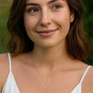 Collar de círculos entrelazados de plata de ley: regalo para hermanas