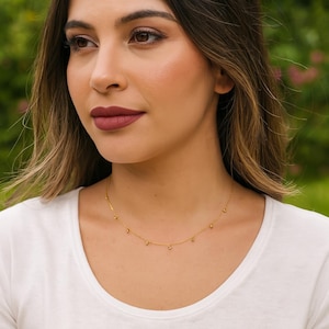 Gouden kleine bungelbalketting, minimalistische ketting, gouden druppelketting, bungelende ne, sierlijke sieraden, minimale ketting, choker