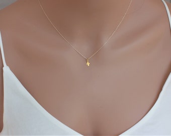 Collar de cruz diminuta de oro de 14 quilates: regalo de confirmación para ella