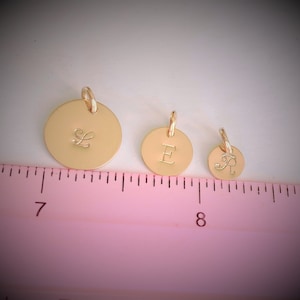 Collar con inicial pequeña de oro macizo de 14 k, agregue una inicial de 6,4 mm o 9 mm o 13 mm, dije de disco con inicial PEQUEÑA de 14 k, solo dije de inicial, letra de oro.