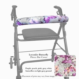 Pode incluir: Um andarilho com uma capa de barra em tecido polar com um padr&atilde;o de borboletas lavanda. A capa apresenta borboletas roxas, p&ecirc;ssego, cor-de-rosa, cinzentas e brancas sobre um fundo cinzento claro. O texto diz Lavender Butterfly Fleece Bar Cover.