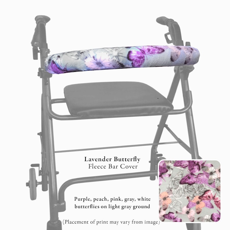 Pode incluir: Um andarilho com uma capa de barra em tecido polar com um padr&atilde;o de borboletas lavanda. A capa apresenta borboletas roxas, p&ecirc;ssego, cor-de-rosa, cinzentas e brancas sobre um fundo cinzento claro. O texto diz Lavender Butterfly Fleece Bar Cover.