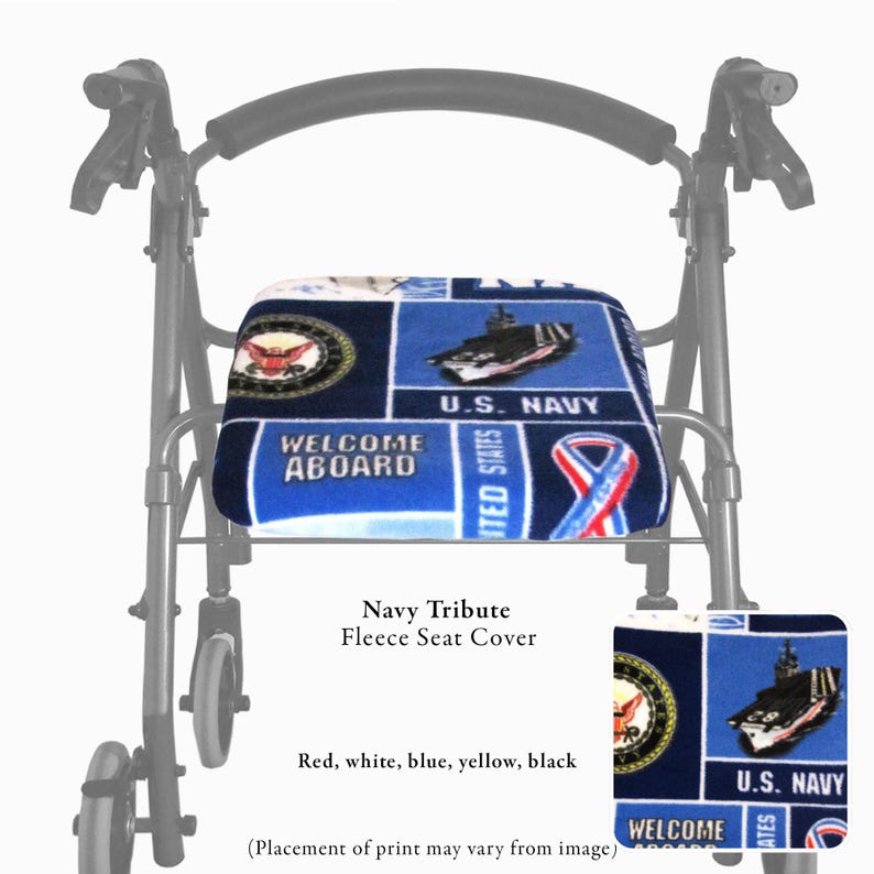 Puede incluir: Una funda de asiento de forro polar para andador con tem&aacute;tica de la Marina de EE. UU. en azul, rojo, blanco, amarillo y negro. El estampado incluye un barco, el emblema de la U.S. Navy, un lazo y el texto "WELCOME ABOARD" y "U.S. NAVY".