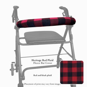 Pode incluir: Uma capa de barra de l&atilde; com um padr&atilde;o xadrez vermelho e preto, fixada na al&ccedil;a horizontal de um andador preto. O texto Heritage Red Plaid Fleece Bar Cover e Red and black plaid s&atilde;o vis&iacute;veis na imagem.