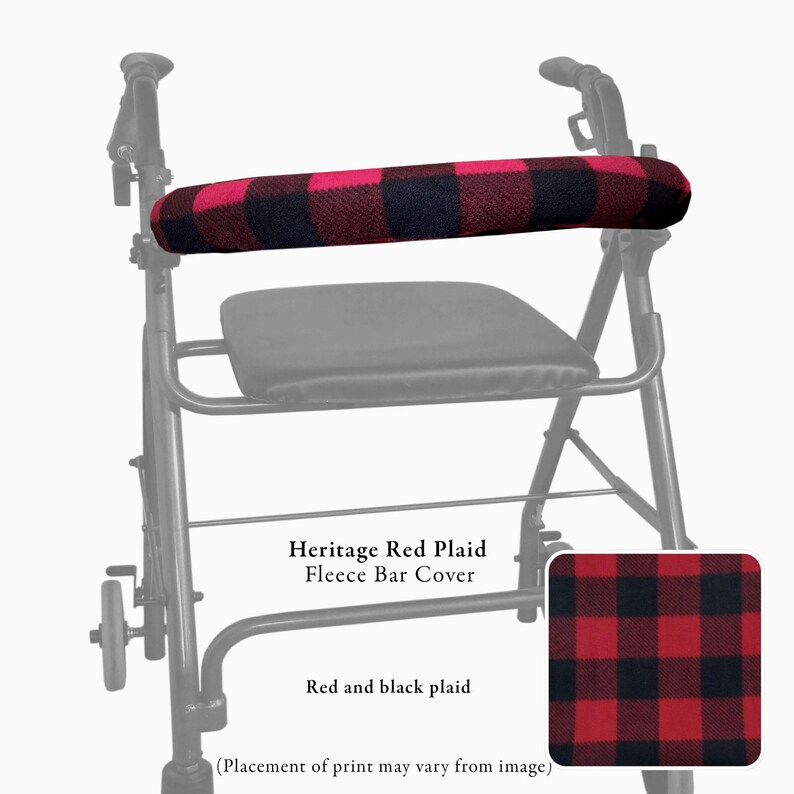 Pode incluir: Uma capa de barra de l&atilde; com um padr&atilde;o xadrez vermelho e preto, fixada na al&ccedil;a horizontal de um andador preto. O texto Heritage Red Plaid Fleece Bar Cover e Red and black plaid s&atilde;o vis&iacute;veis na imagem.