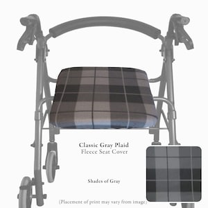 Puede incluir: Una funda de asiento de forro polar con estampado de cuadros grises colocada en un andador. La tela presenta un patr&oacute;n de cuadros cl&aacute;sico en varios tonos de gris. El texto dice: Classic Gray Plaid Fleece Seat Cover, Shades of Gray y Placement of print may vary from image.
