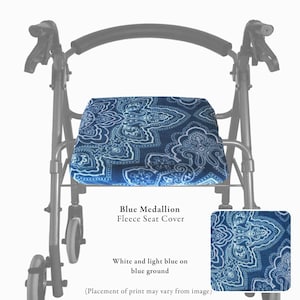 Puede incluir: Una funda de asiento de forro polar azul oscuro con un patr&oacute;n de medallones en blanco y azul claro, colocada sobre un andador de metal negro. El texto Blue Medallion Fleece Seat Cover, White and light blue on blue ground y Placement of print may vary from image aparece.