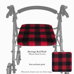 Puede incluir: Una funda de asiento de forro polar para andador con un patr&oacute;n de cuadros rojos y negros. El texto Heritage Red Plaid Fleece Seat Cover est&aacute; impreso debajo del asiento. Una muestra cuadrada de la tela de cuadros rojos y negros aparece abajo.