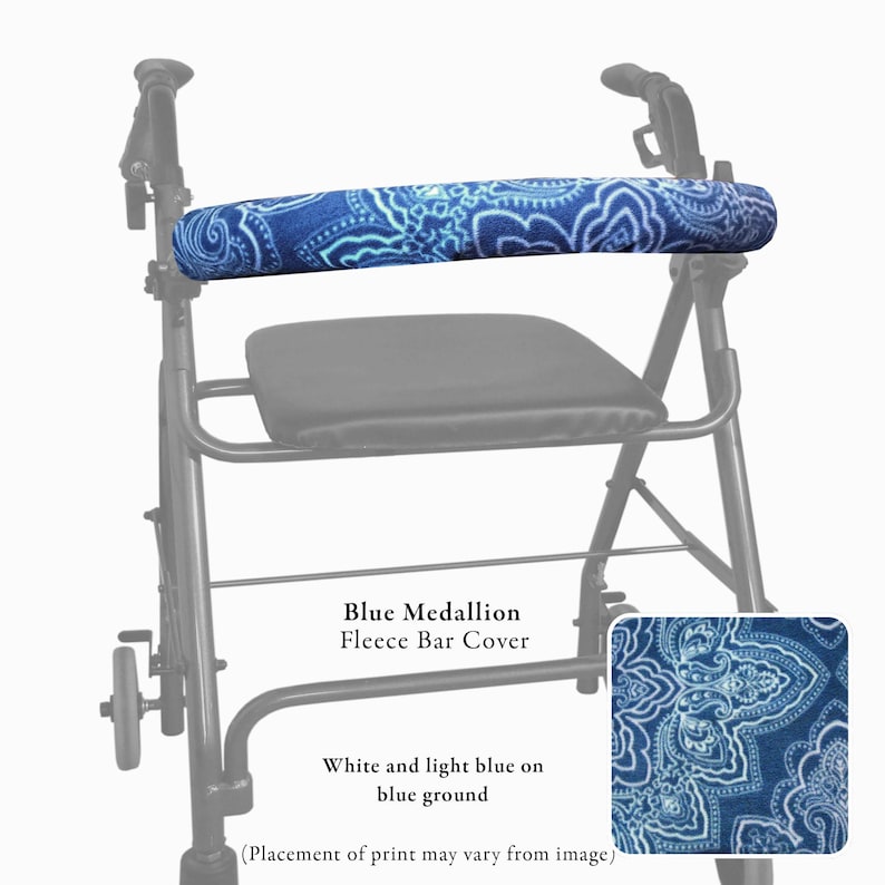 Pode incluir: Uma capa de barra em fleece com padr&atilde;o de medalh&atilde;o azul, apresentando um desenho branco e azul claro sobre fundo azul, fixada na barra horizontal de um andarilho de metal preto. O texto Blue Medallion Fleece Bar Cover est&aacute; na imagem.