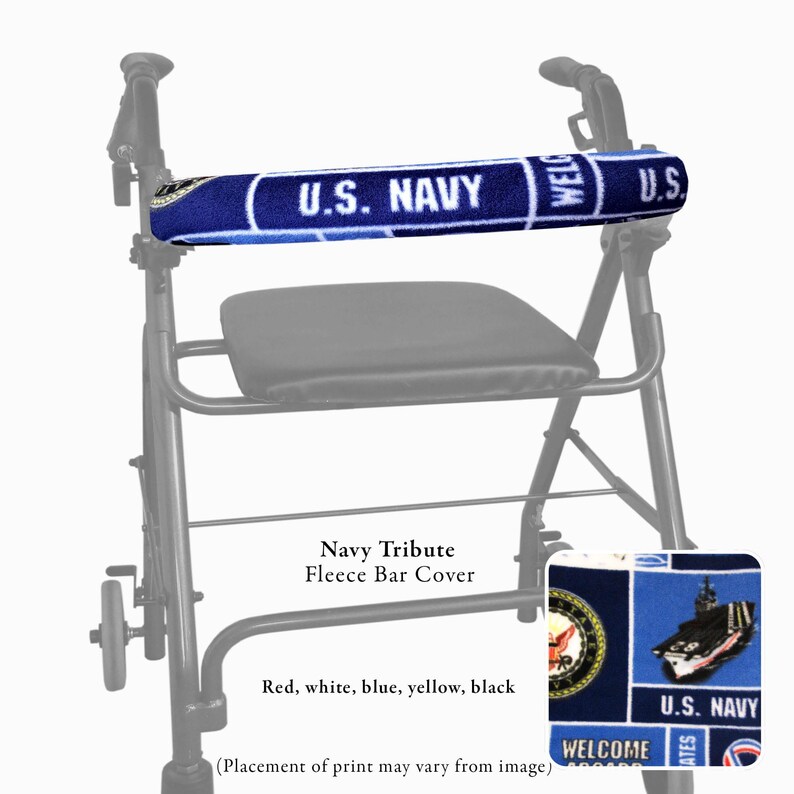 Pode incluir: Uma capa de l&atilde; azul para andarilho com uma estampa repetida da U.S. Navy em texto branco, juntamente com ilustra&ccedil;&otilde;es gr&aacute;ficas de um navio e um emblema circular. O tecido inclui as palavras U.S. Navy e Welcome Aboard.