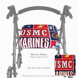 Puede incluir: Una funda de asiento de forro polar para andador con un estampado en rojo, blanco, azul y amarillo con el texto USMC y MARINES. El dise&ntilde;o incluye estrellas, el emblema del Cuerpo de Marines de EE. UU. y el texto Marines Tribute Fleece Seat Cover.