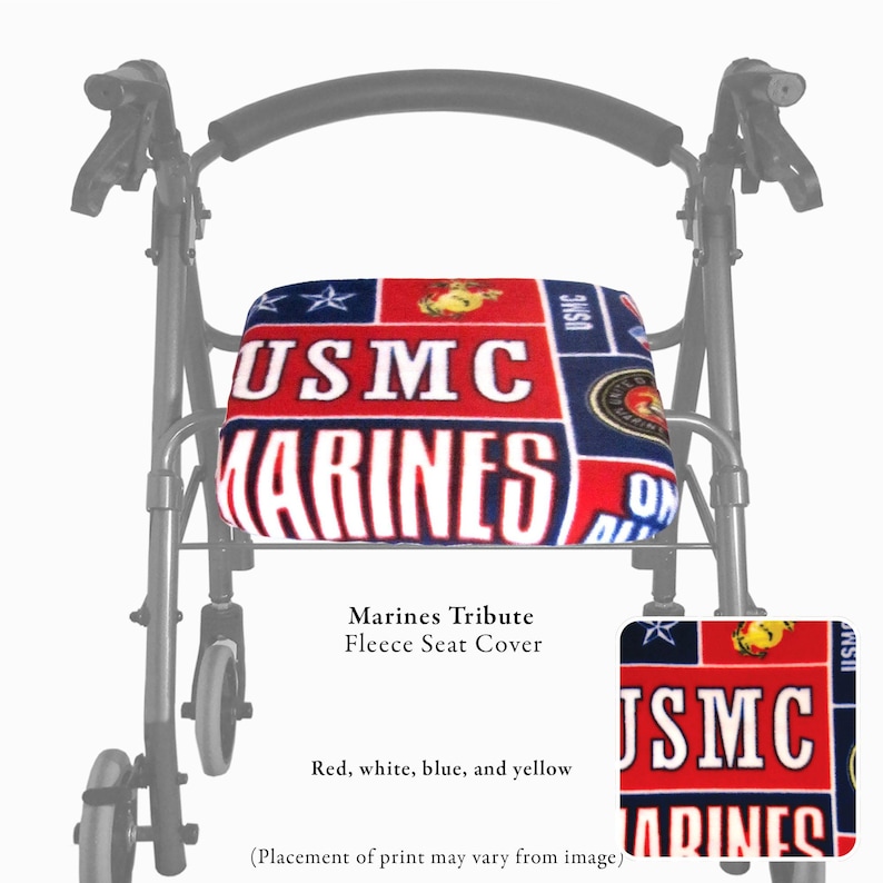 Puede incluir: Una funda de asiento de forro polar para andador con un estampado en rojo, blanco, azul y amarillo con el texto USMC y MARINES. El dise&ntilde;o incluye estrellas, el emblema del Cuerpo de Marines de EE. UU. y el texto Marines Tribute Fleece Seat Cover.