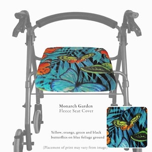 Puede incluir: Una funda de asiento de forro polar para andador con estampado Monarch Garden que muestra mariposas amarillas, naranjas, verdes y negras sobre un fondo de follaje azul. El texto Monarch Garden Fleece Seat Cover aparece bajo el asiento.