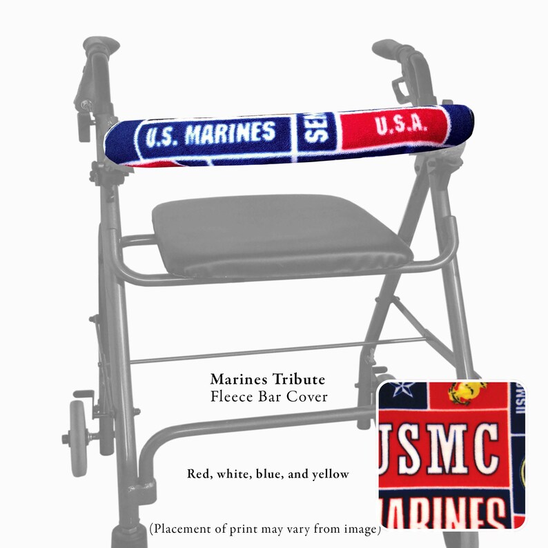 Pode incluir: Um andarilho de metal preto com uma capa de barra em tecido polar com um padr&atilde;o vermelho, branco, azul e amarelo. A capa exibe o texto U.S. MARINES, U.S.A. e USMC. O andarilho inclui um assento preto e rodas, com detalhe da estampa.