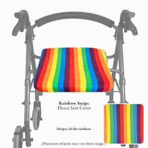 Puede incluir: Una funda de asiento de forro polar con un patr&oacute;n de rayas arco&iacute;ris, dise&ntilde;ada para un andador. La funda muestra bandas verticales de color rojo, naranja, amarillo, verde, azul y morado. El texto en la imagen dice Rainbow Stripe Fleece Seat Cover.