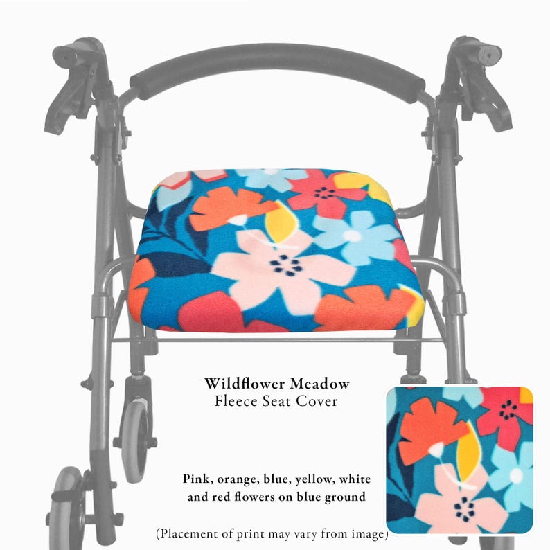 Puede incluir: Una funda de asiento de forro polar para andador con estampado Wildflower Meadow de flores rosas, naranjas, azules, amarillas, blancas y rojas sobre fondo azul. La funda est&aacute; instalada en un marco de andador de metal negro.