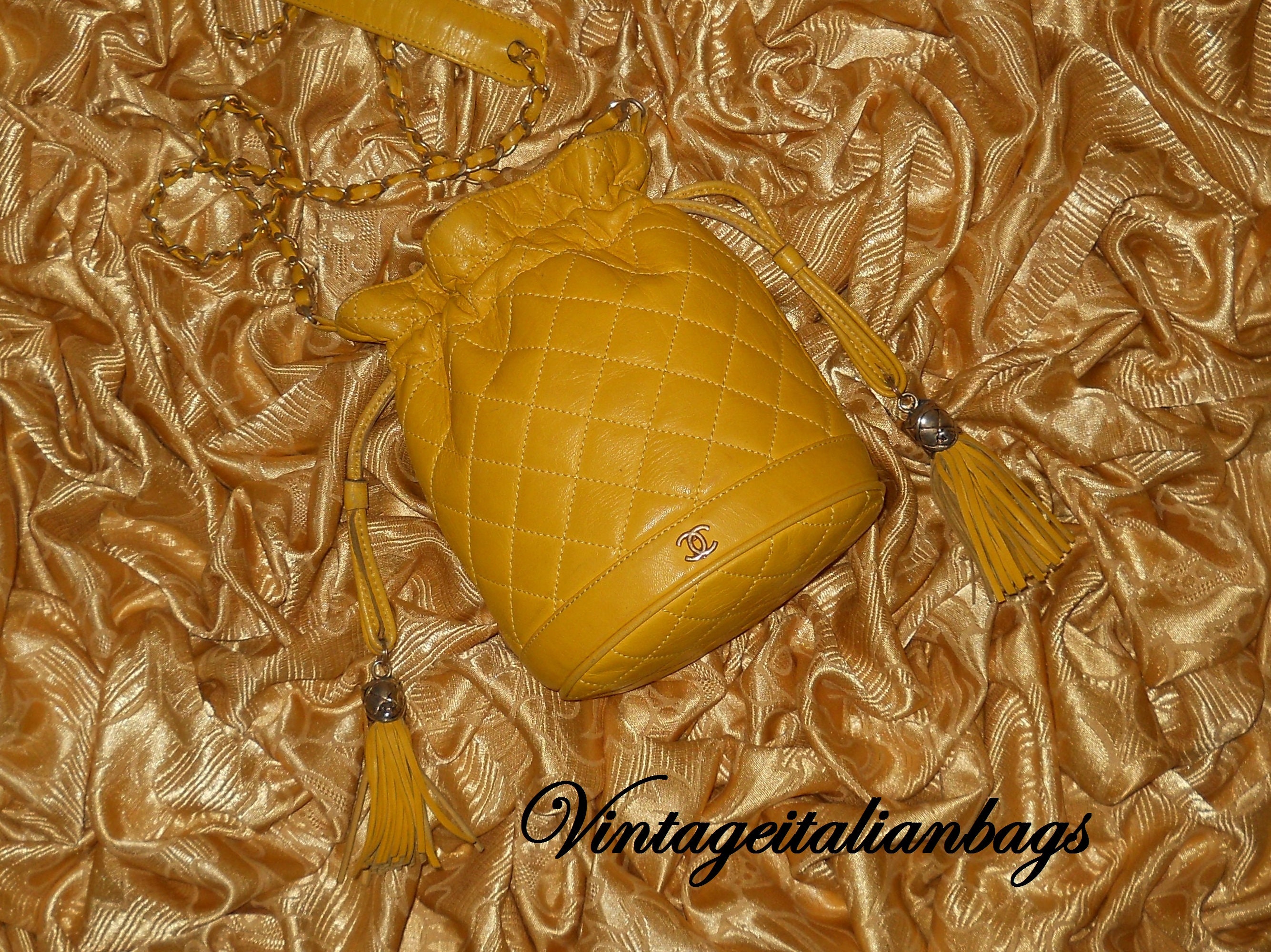 Chanel black bucket bag with logo on the front and gold detail - 1980s  second hand Lysis