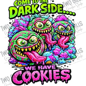 Può includere: Grafica colorata con tre mostri dei cartoni animati con grandi occhi, denti affilati e lunghe lingue. Il testo "COME TO THE DARK SIDE... WE HAVE COOKIES" è visualizzato in grassetto, con colori vivaci, creando un design giocoso e accattivante.