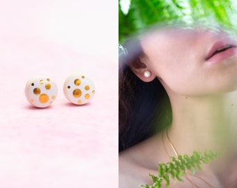 PETITES / GRANDES puces d'oreilles blanches et dorées Boucles d'oreilles en plaqué or Puces d'oreilles en céramique Boucles d'oreilles en porcelaine Boucles d'oreilles pois dorés pour oreilles sensibles