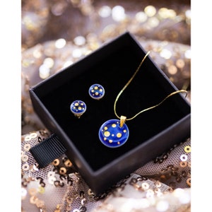 Stunning navy jewelry set small stud earrings with gold dots and necklace with round navy pendant with gold dots pattern.