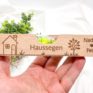 Personalisierte Wasserwaage mit Gravur – Hochzeitsgeschenk, Einzugsgeschenk, Richtfest Geschenk, Haussegen, Einweihungsgeschenk aus Holz immagine 2