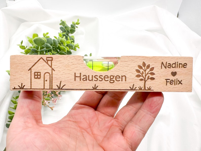 Personalisierte Wasserwaage mit Gravur – Hochzeitsgeschenk, Einzugsgeschenk, Richtfest Geschenk, Haussegen, Einweihungsgeschenk aus Holz immagine 2
