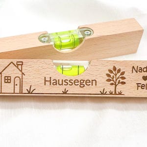 Personalisierte Wasserwaage mit Gravur – Hochzeitsgeschenk, Einzugsgeschenk, Richtfest Geschenk, Haussegen, Einweihungsgeschenk aus Holz immagine 3