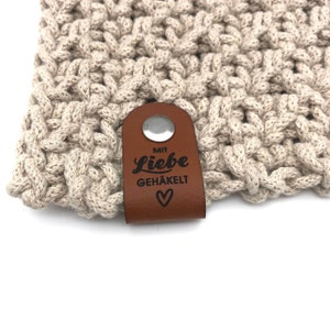 10er-Set Label Mit Liebe gehäkelt inkl. Schrauben Bekleidungsetiketten Kunstleder Labels Nähen Stricken Häkeln CS0002 Bild 1