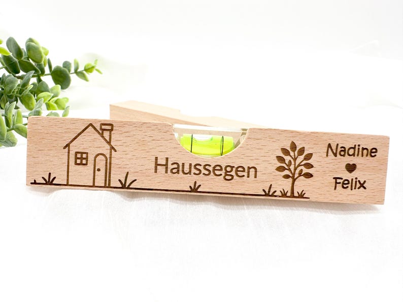 Personalisierte Wasserwaage mit Gravur – Hochzeitsgeschenk, Einzugsgeschenk, Richtfest Geschenk, Haussegen, Einweihungsgeschenk aus Holz immagine 4