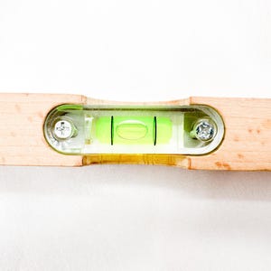 Personalisierte Wasserwaage mit Gravur – Hochzeitsgeschenk, Einzugsgeschenk, Richtfest Geschenk, Haussegen, Einweihungsgeschenk aus Holz immagine 5