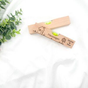 Personalisierte Wasserwaage mit Gravur – Hochzeitsgeschenk, Einzugsgeschenk, Richtfest Geschenk, Haussegen, Einweihungsgeschenk aus Holz immagine 9