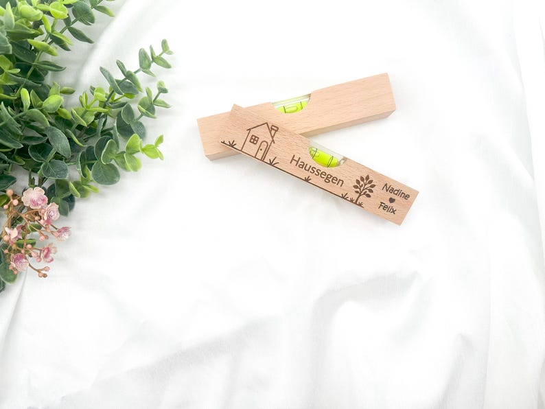 Personalisierte Wasserwaage mit Gravur – Hochzeitsgeschenk, Einzugsgeschenk, Richtfest Geschenk, Haussegen, Einweihungsgeschenk aus Holz immagine 9