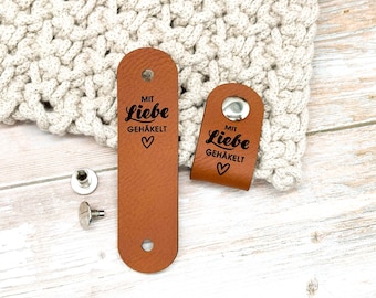 Set of 10 Labels "Mit Liebe gehäkelt" incl. Screws - Label - Clothing Tags, Faux Leather Labels  - CS0002
