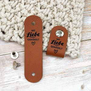 10er Set Label &quot;Mit Liebe gehäkelt&quot; inkl. Schrauben - Bekleidungsetiketten - Kunstleder Labels - Nähen Stricken Häkeln - CS0002