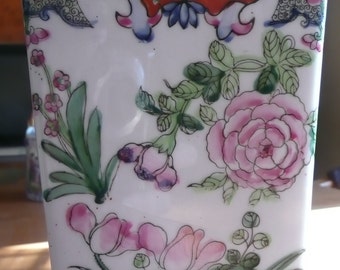 Duży chiński wazon z porcelany Famille Rose w kwiaty z podpisem
