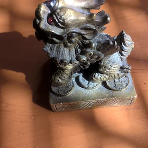 Escrita do selo chinês antigo em bronze com figura de estátua pequena do dragão imperial leão foo dog