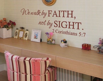 Può includere: Una scrivania bianca con un piano in legno e una sedia a righe rosa e bianche. La parete dietro la scrivania ha un adesivo in vinile marrone con il testo "We walk by FAITH, not by SIGHT. 2 Corinthians 5:7".