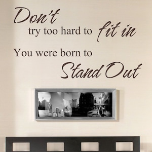 Born to Stand Out - naklejka ścienna z winylu, inspirujące cytaty, motywujące napisy ścienne do salonu, sypialni, dekoracji - MGW052
