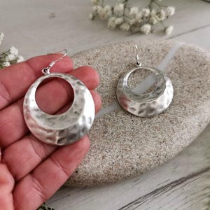 Regalo para ella: pendientes colgantes de plata de ley con gancho, pendientes llamativos con cuentas. Joyería personalizada hecha a mano, pendientes bohemios únicos y encantadores.