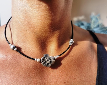 Gargantilla de flores • Gargantilla de cuentas para mujer • Collar minimalista • Collar para combinar con otros • Regalos para ella • Joyería de plata hecha a mano por Kekugi