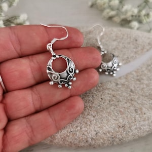 Pendientes colgantes de gancho de plata esterlina • Pendientes bohemios con cuentas • Delicada y linda joyería hecha a mano, regalo para ella de kekugi