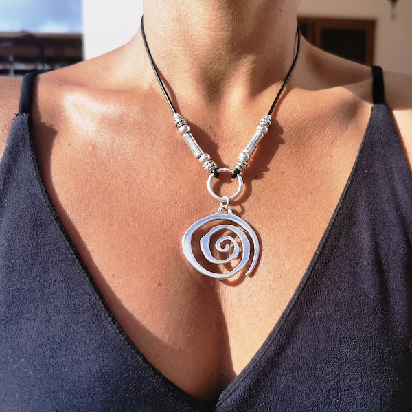 Collier pendentif femme spirale • Collier argent et cuir • Collier charme • cadeaux pour elle • Bijoux en argent faits à la main par Kekugi