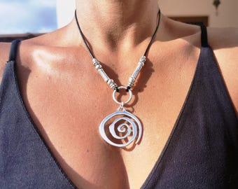 Spiraalvormige zilveren hangerketting, boho-chique sieraden, korte boho-ketting, statement-sieraden, hangende ketting choker