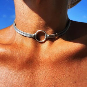 Gargantilla discreta de cuero con cuentas plateadas • Joyería bohemia hecha a mano • Artículos más vendidos