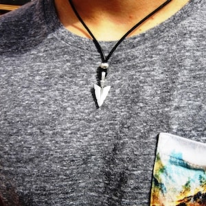 Collar con colgante de cuero y flecha plateada para hombre: joyería hecha a mano, regalo para él, joyería personalizada de Kekugi, regalo para él.